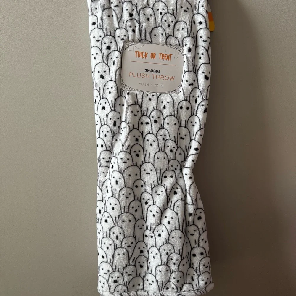 Ghost Blanket Halloween Viral NEW Boo Spooky Plush Haunted Throw Decor - Picture 1 of 5